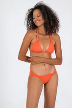 Laad de afbeelding in de Gallery-viewer, Model Front: Rio De Sol Top Top Light-Peach Mel