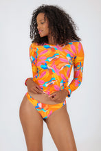 Laad de afbeelding in de Gallery-viewer, Model Front: Rio De Sol Top Top Orange-Bloom Rash-Guard
