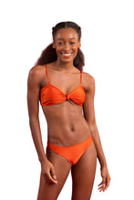 Laad de afbeelding in de Gallery-viewer, Model Front: Rio De Sol Top Top Paprica Bandeau-Joy