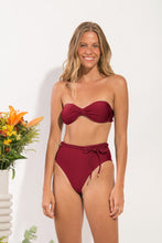Laad de afbeelding in de Gallery-viewer, Model Front: Rio De Sol Top Top Shimmer-Divino Twist