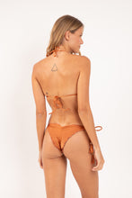 Laad de afbeelding in de Gallery-viewer, Model Back: Rio De Sol Top Top Shimmer-Nocciola Frufru