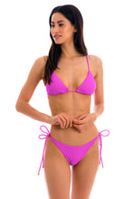 Laad de afbeelding in de Gallery-viewer, Model Front: Rio De Sol Top Top St-Tpz-Pink Tri-Inv