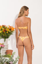 Laad de afbeelding in de Gallery-viewer, Model Back: Rio De Sol Top Top Sunny-Forest Bandeau-Reto