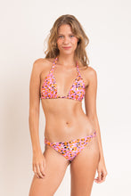 Laad de afbeelding in de Gallery-viewer, Model Front: Rio De Sol Top Top Sweet-Camo Mel
