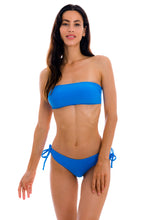 Laad de afbeelding in de Gallery-viewer, Model Front: Rio De Sol Top Top Uv-Enseada Bandeau-Reto