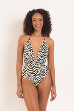 Laad de afbeelding in de Gallery-viewer, Model Front: Rio De Sol One-Piece Wild-Black New Vegas