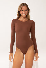 Laad de afbeelding in de Gallery-viewer, Model Front: Wednesday In Hawaii By Rio De Sol One-Piece Coco Surf