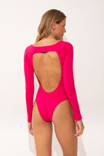 Laad de afbeelding in de Gallery-viewer, Model Back: Wednesday In Hawaii By Rio De Sol One-Piece Guava Surf