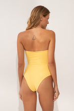 Laad de afbeelding in de Gallery-viewer, Model Back: Wednesday In Hawaii By Rio De Sol One-Piece Lilikoi Aloha