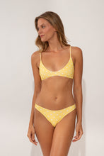 Laad de afbeelding in de Gallery-viewer, Model Front: Wednesday In Hawaii By Rio De Sol Top Top Kiko-Lilikoi Hana