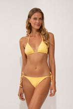 Laad de afbeelding in de Gallery-viewer, Model Front: Wednesday In Hawaii By Rio De Sol Top Top Lilikoi Kauai