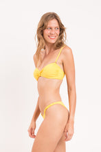 Laad de afbeelding in de Gallery-viewer, Image 04: Rio De Sol Set Set Amarelo Bandeau-Crispy Cheeky-Crispy
