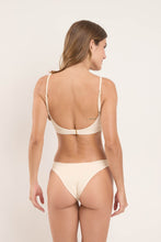 Laad de afbeelding in de Gallery-viewer, Model Back: Rio De Sol Top Top Touch-Natural Paola

