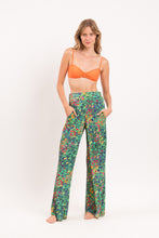 Laad de afbeelding in de Gallery-viewer, Model Front: Rio De Sol Beach Trousers Wilds Wide Pants
