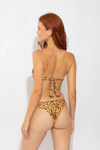 Laad de afbeelding in de Gallery-viewer, Model Back: Rio De Sol Bottom Bottom Yellow-Feline Essential
