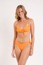 Laad de afbeelding in de Gallery-viewer, Model Front: Rio De Sol Top Top Bio-Laranjada Corine
