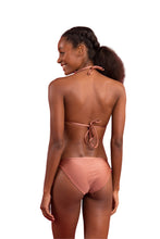 Laad de afbeelding in de Gallery-viewer, Model Back: Rio De Sol Bottom Bottom Shimmer-Copper Ibiza-Comfy
