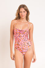 Laad de afbeelding in de Gallery-viewer, Model Front: Rio De Sol One-Piece Sweet-Camo Julia
