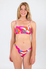 Laad de afbeelding in de Gallery-viewer, Model Front: Rio De Sol Set Set Antelope Bandeau-Reto High-Leg

