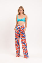 Laad de afbeelding in de Gallery-viewer, Model Front: Rio De Sol Beach Trousers Leaves Wide Pants
