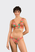 Laad de afbeelding in de Gallery-viewer, Model Front: Rio De Sol Top Top Tropics Halter-Marina
