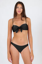 Laad de afbeelding in de Gallery-viewer, Model Front: Rio De Sol Bottom Bottom Shimmer-Black Essential
