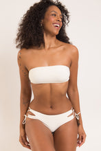 Laad de afbeelding in de Gallery-viewer, Model Front: Rio De Sol Top Top Off-White Bandeau-Reto
