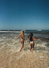 Laad de afbeelding in de Gallery-viewer, Image 06: Wednesday In Hawaii By Rio De Sol Bottom Bottom Valley Isla
