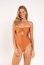 Laad de afbeelding in de Gallery-viewer, Model Front: Rio De Sol One-Piece Shimmer-Nocciola Sara-Op
