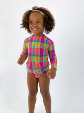 Laad de afbeelding in de Gallery-viewer, Model Front: Rio De Sol Rash Guard Tulip-Garden Rash-Guard Kids
