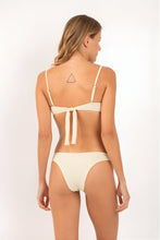 Laad de afbeelding in de Gallery-viewer, Model Back: Rio De Sol Top Top Brisa-Offwhite Juliette
