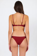Laad de afbeelding in de Gallery-viewer, Model Back: Rio De Sol Top Top Shimmer-Divino Bandeau-Knot
