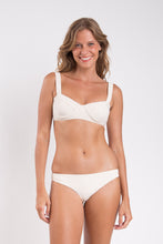 Laad de afbeelding in de Gallery-viewer, Model Front: Rio De Sol Bottom Bottom Malibu-Natural Essential-Comfy
