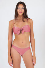 Laad de afbeelding in de Gallery-viewer, Model Front: Rio De Sol Top Top Shimmer-Confetti Bandeau-Knot
