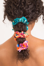 Laad de afbeelding in de Gallery-viewer, Image 04: Rio De Sol Hair Accessory Rain Scrunchie
