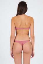 Laad de afbeelding in de Gallery-viewer, Model Back: Rio De Sol Set Set Shimmer-Confetti Bandeau-Knot Nice-Fio
