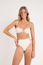 Laad de afbeelding in de Gallery-viewer, Model Front: Rio De Sol Top Top Malibu-Natural Bandeau-Iris
