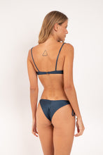Laad de afbeelding in de Gallery-viewer, Model Back: Rio De Sol Top Top Shimmer-Shark Balconet-Tie

