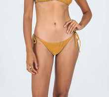 Laad de afbeelding in de Gallery-viewer, Model Front: Rio De Sol Bottom Bottom Damasco Ibiza-Comfy

