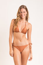 Laad de afbeelding in de Gallery-viewer, Model Front: Rio De Sol Top Top Nocciola Tri-Inv
