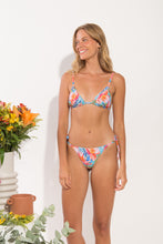 Laad de afbeelding in de Gallery-viewer, Model Front: Rio De Sol Top Top Zinnia Tri-Inv
