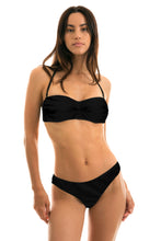Laad de afbeelding in de Gallery-viewer, Model Front: Rio De Sol Top Top Preto Bandeau-Pli

