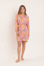 Laad de afbeelding in de Gallery-viewer, Model Front: Rio De Sol Shirtdress Lyla Chemise
