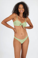 Laad de afbeelding in de Gallery-viewer, Model Front: Rio De Sol Top Top Oliva Bandeau-No
