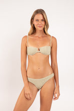 Laad de afbeelding in de Gallery-viewer, Model Front: Rio De Sol Set Set Brisa-Pistache Juliette Essential
