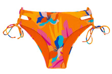 Laad de afbeelding in de Gallery-viewer, Model Front: Rio De Sol Bottom Bottom Orange-Bloom Madrid
