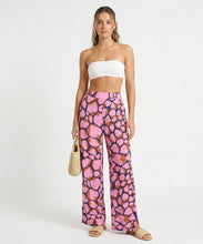 Laad de afbeelding in de Gallery-viewer, Model Front: Rio De Sol Beach Trousers Amore-Pink Wide Pants
