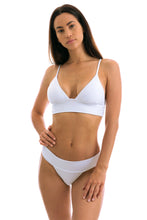 Laad de afbeelding in de Gallery-viewer, Model Front: Rio De Sol Bottom Bottom Cloque Branco Tri Cos
