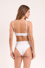 Laad de afbeelding in de Gallery-viewer, Model Back: Rio De Sol Top Top Memphis-White Bandeau-Reto
