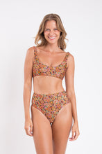Laad de afbeelding in de Gallery-viewer, Model Front: Rio De Sol Bottom Bottom Bouquet Hotpants
